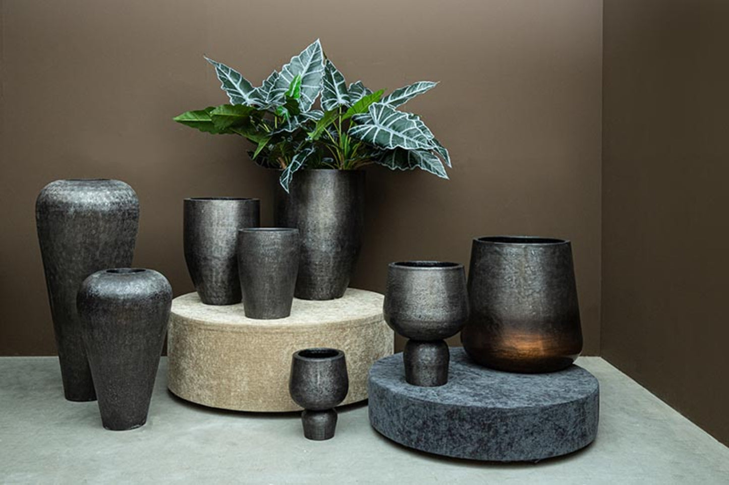 Wayan Black Brushed Aluminum Pot With Base SV3