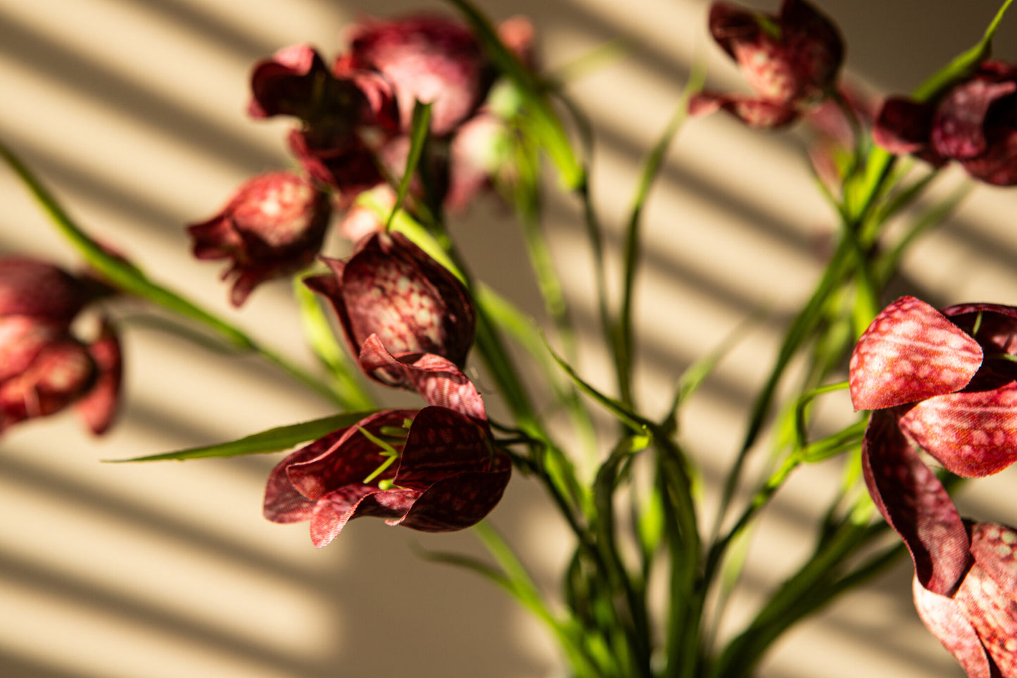 Garden Flower Rode Fritillaria Spray Met Bladeren - Set van 24 44x24x10 cm
