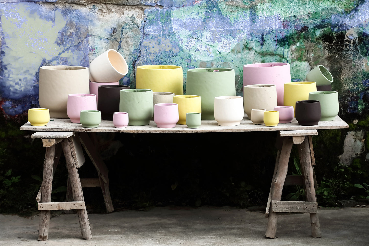 Aline Cream Round Cement Pot On Base XXL