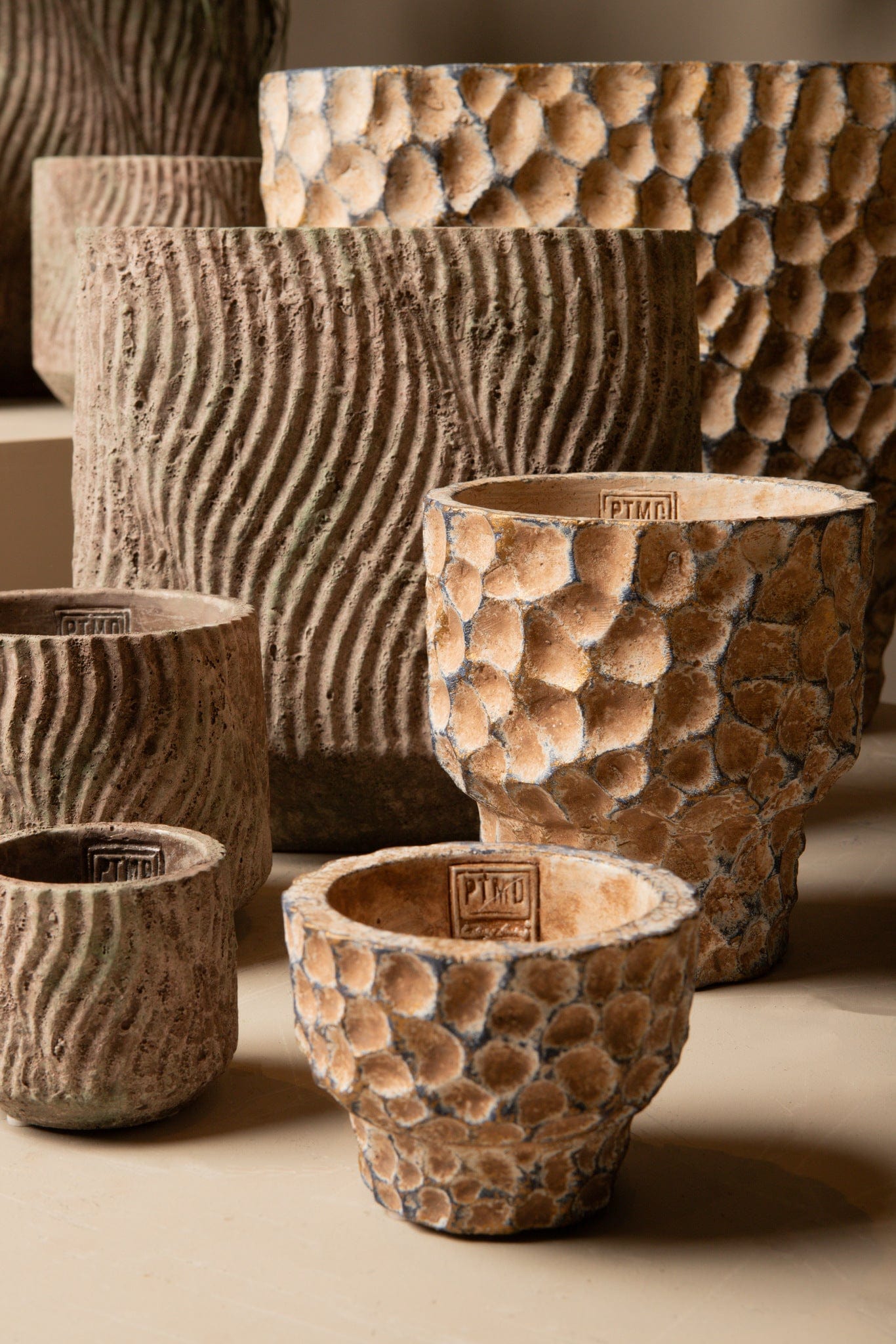 PTMD Liselot Bruine ovale cementpot gestempeld patroon L