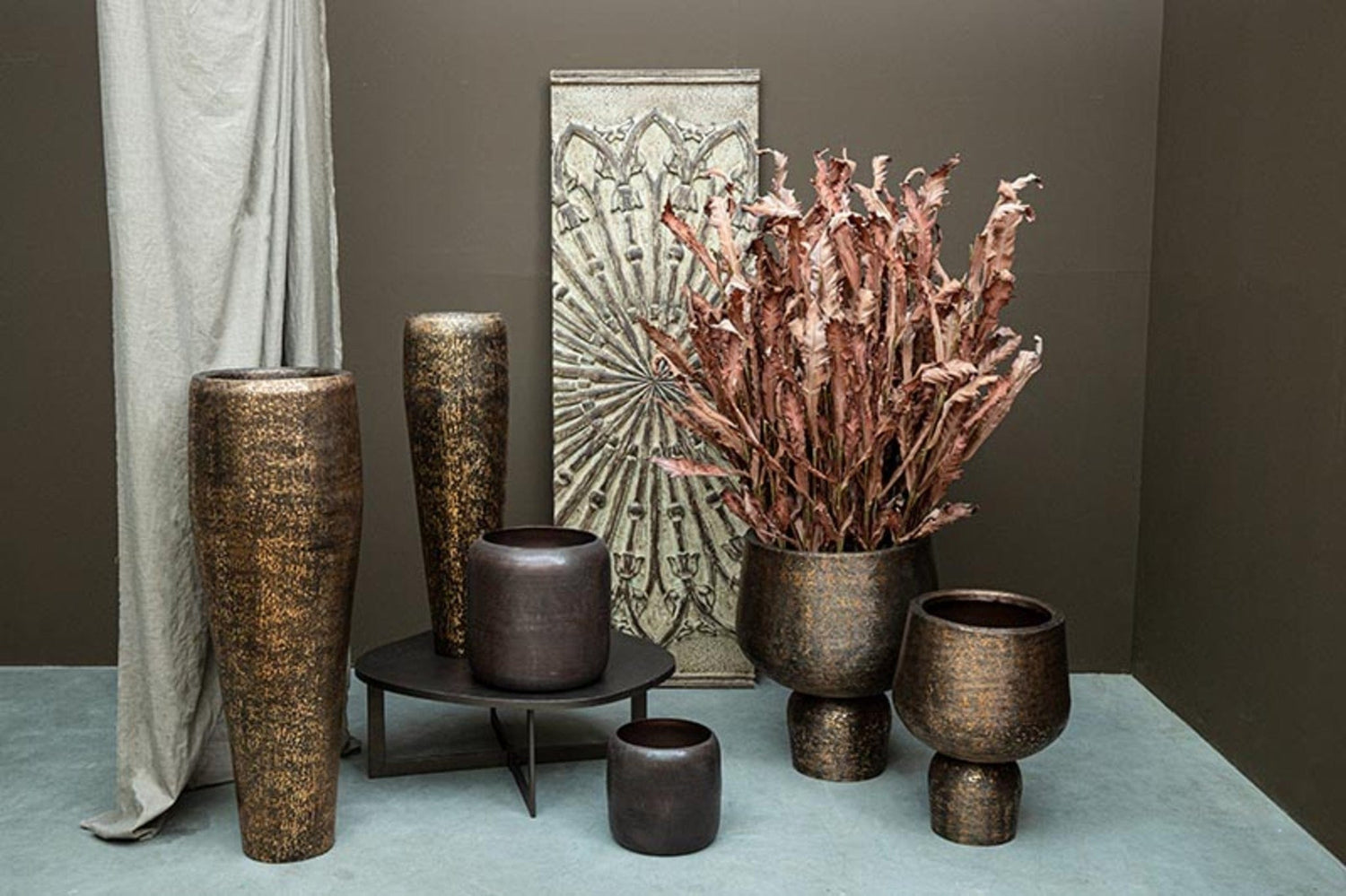 PTMD Wayan Koper geborsteld aluminium pot met voet SV3