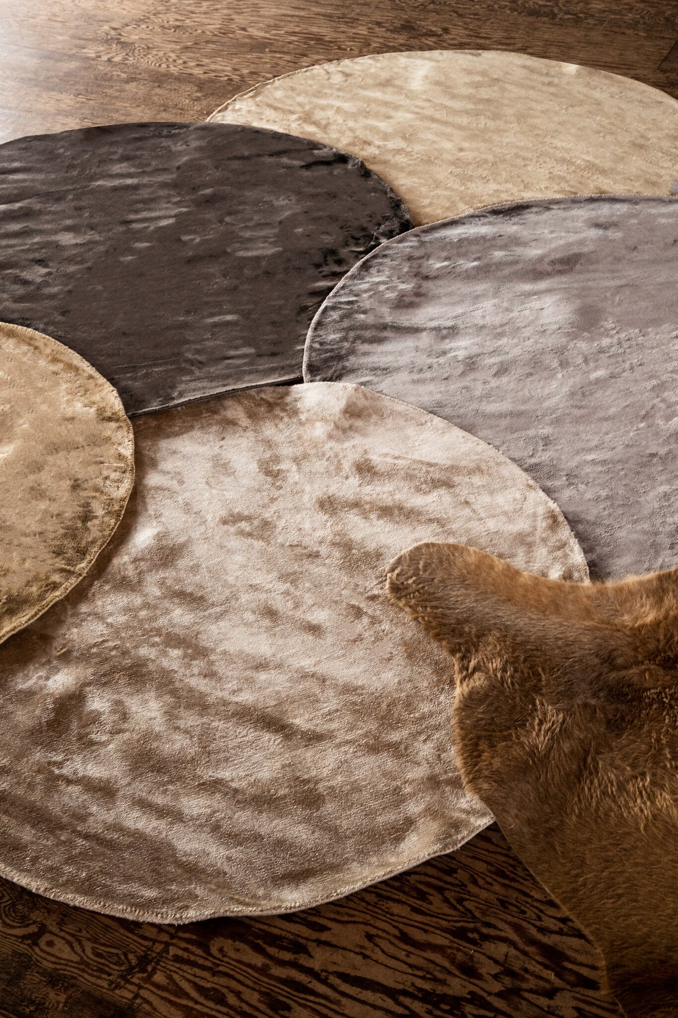 Flavia Grey Viscose Handwoven Carpet Round S