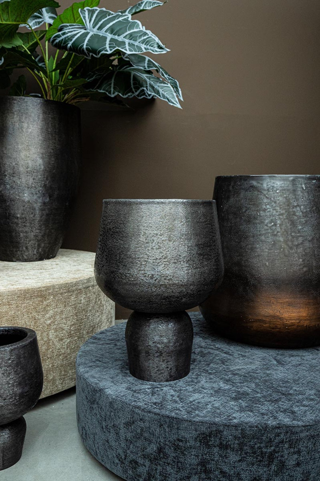 Wayan Black Brushed Aluminum Pot With Base SV3