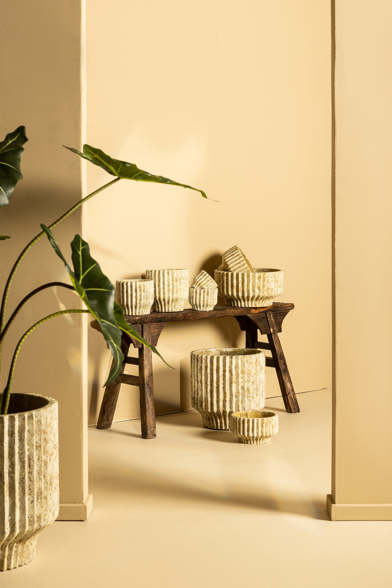 Gabriel Cream Cement Pot Round Lines  XXL