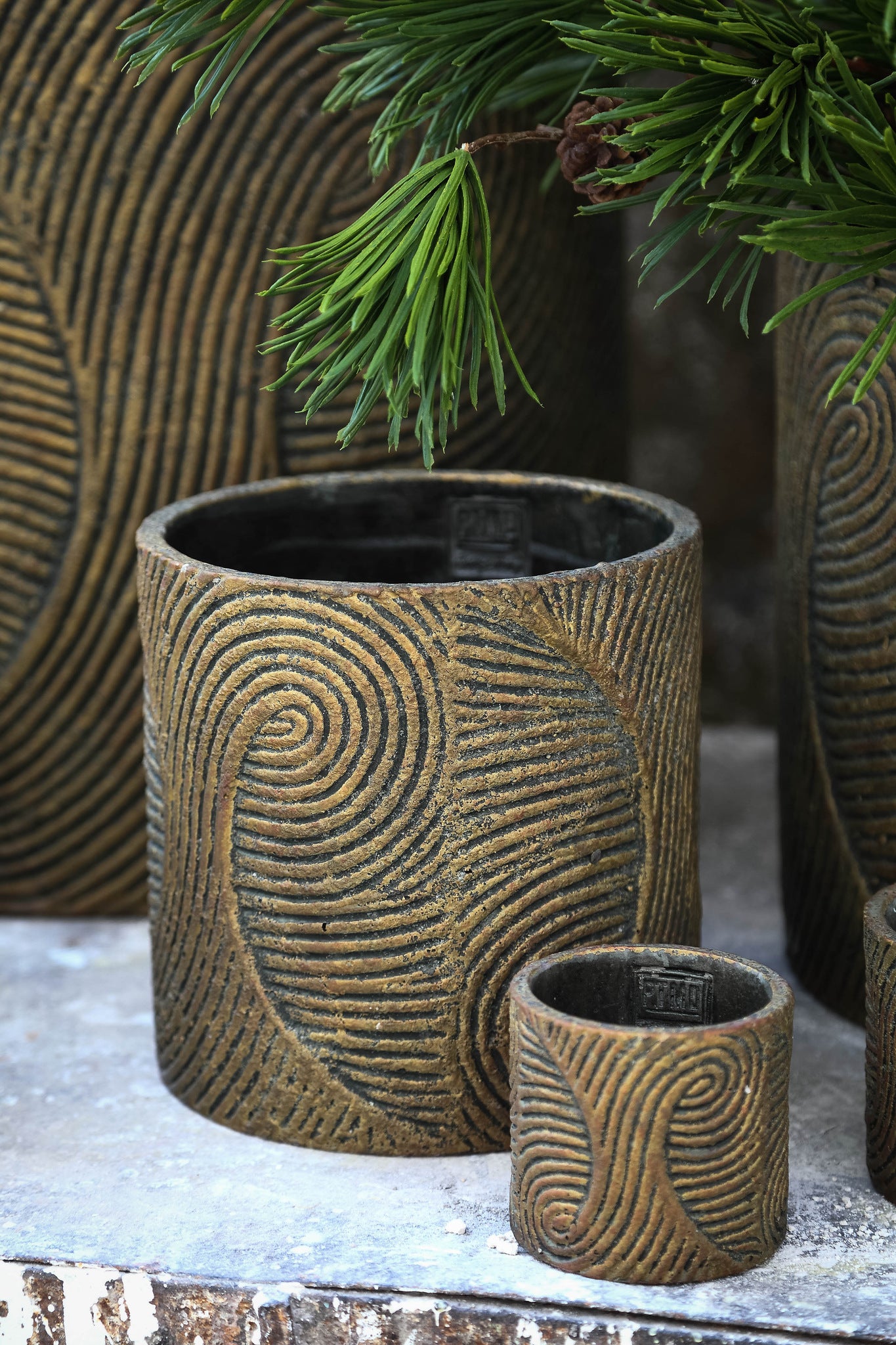 Erich Black Cement Pot Swirl Pattern Round Big L