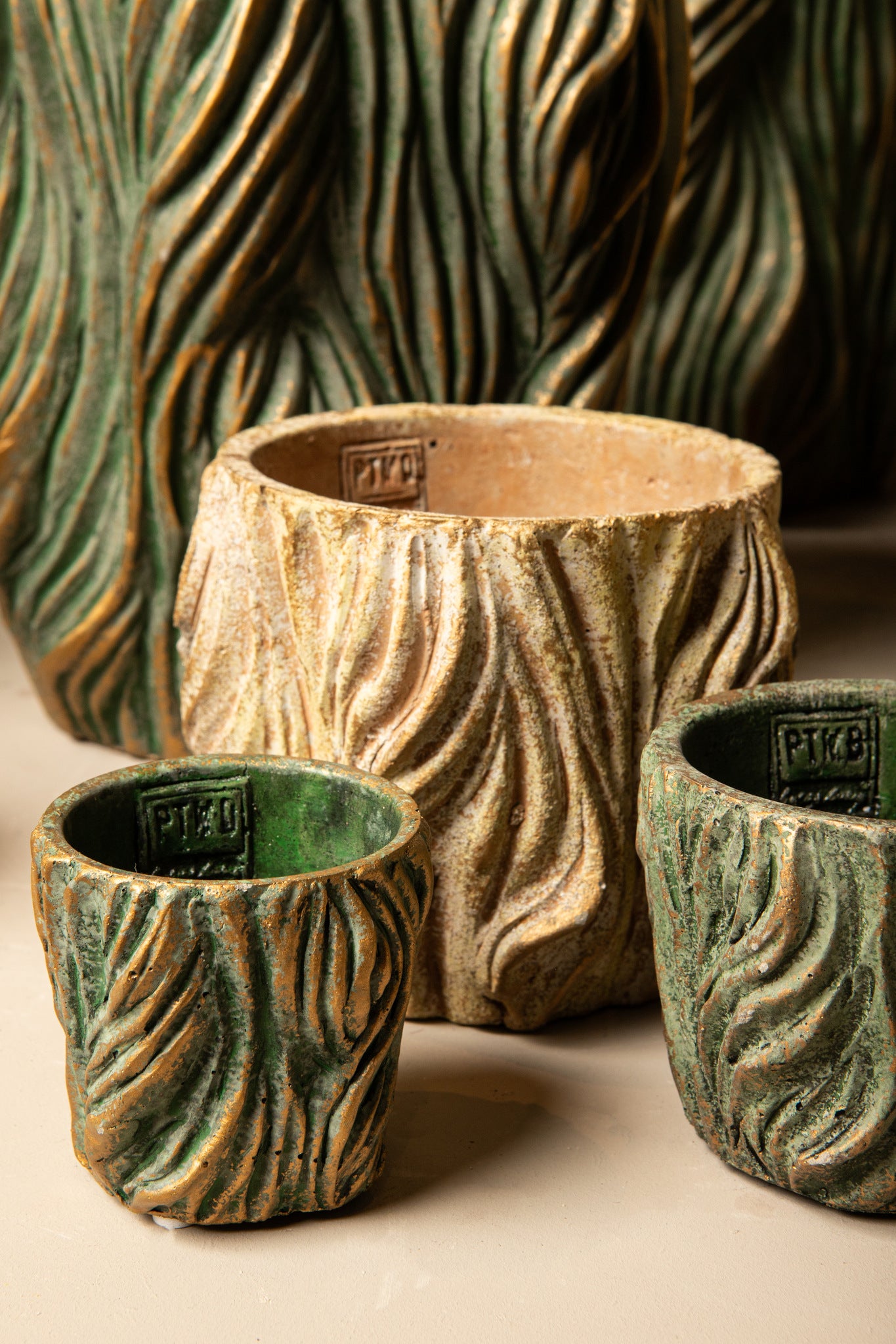 Alexio Green Round Cement Pot Wavy Lines Low XL