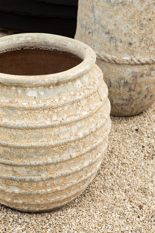 Maeghan Witte Ronde Keramische Pot met Lijnenpatroon en Ruwe Afwerking 68x62x62 cm