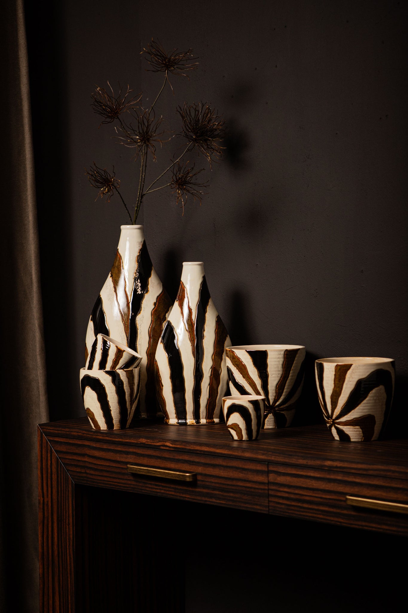 Evelin Dark Brown Round Ceramic Pot With Lines L