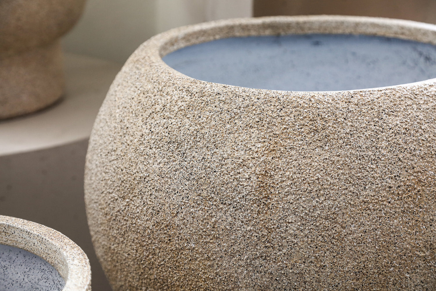 Nihara Beige Fiber Cement Pot Set van 2 Bal 37x55x55 cm