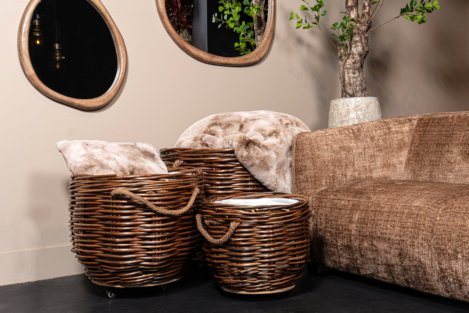 Darrett Bruine Willow Mand Met Wieltjes 60x65x65 cm