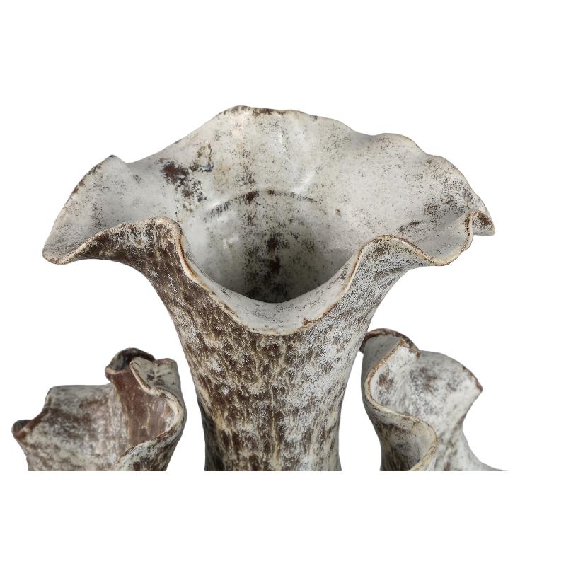 Isidro Beige Keramische Vaas Met 3 Golvende Bloemen 50x40x25 cm