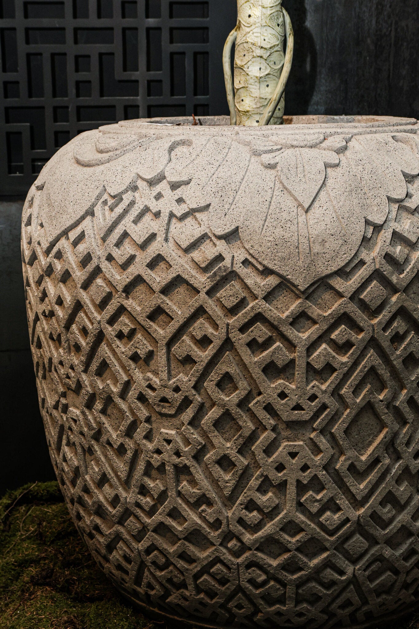 Luzmari Grijze Cement Gesneden Pot Rond Groot 100x90x90 cm