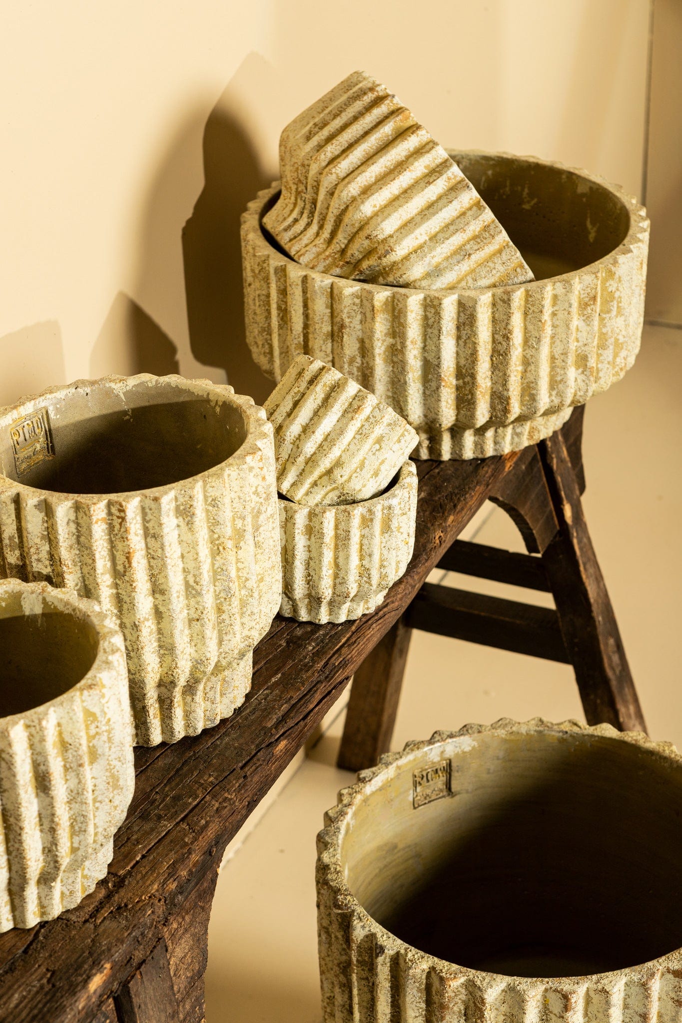 PTMD Gabriel Cream cementpot ronde lijnen XXL