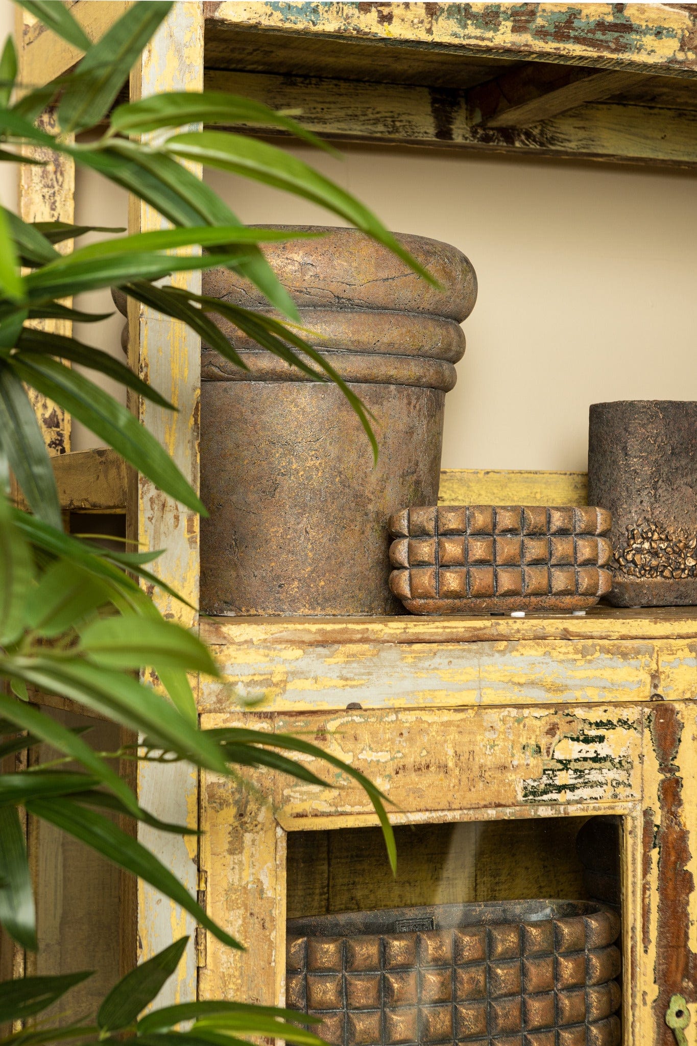 PTMD Helena Brown cementpot rond gouden afwerking XXL