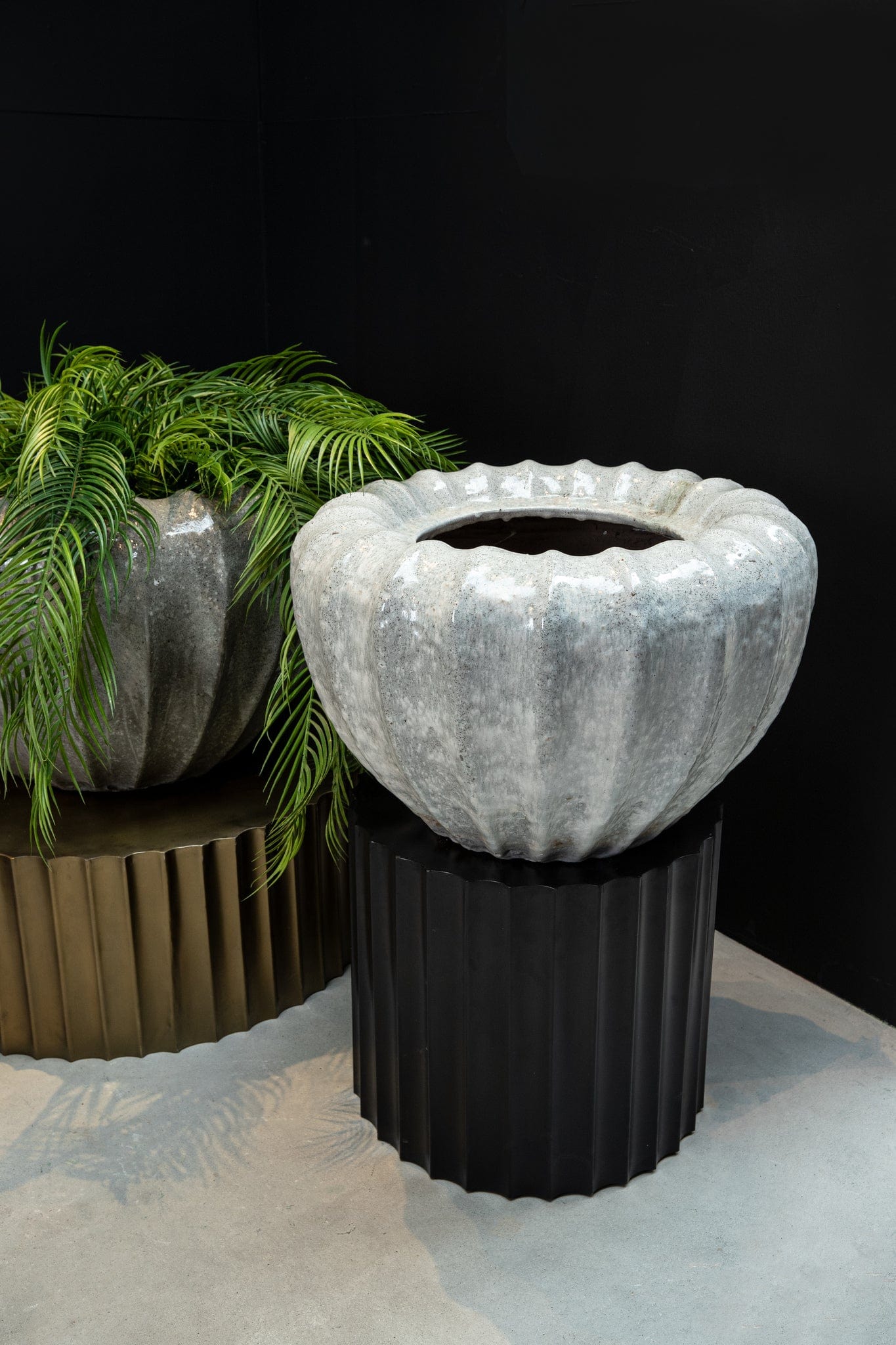 PTMD Jinah Witte keramiek pot biologisch geribbeld rond L