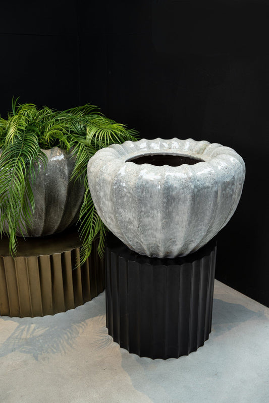 PTMD Jinah Witte keramiek pot biologisch geribbeld rond L