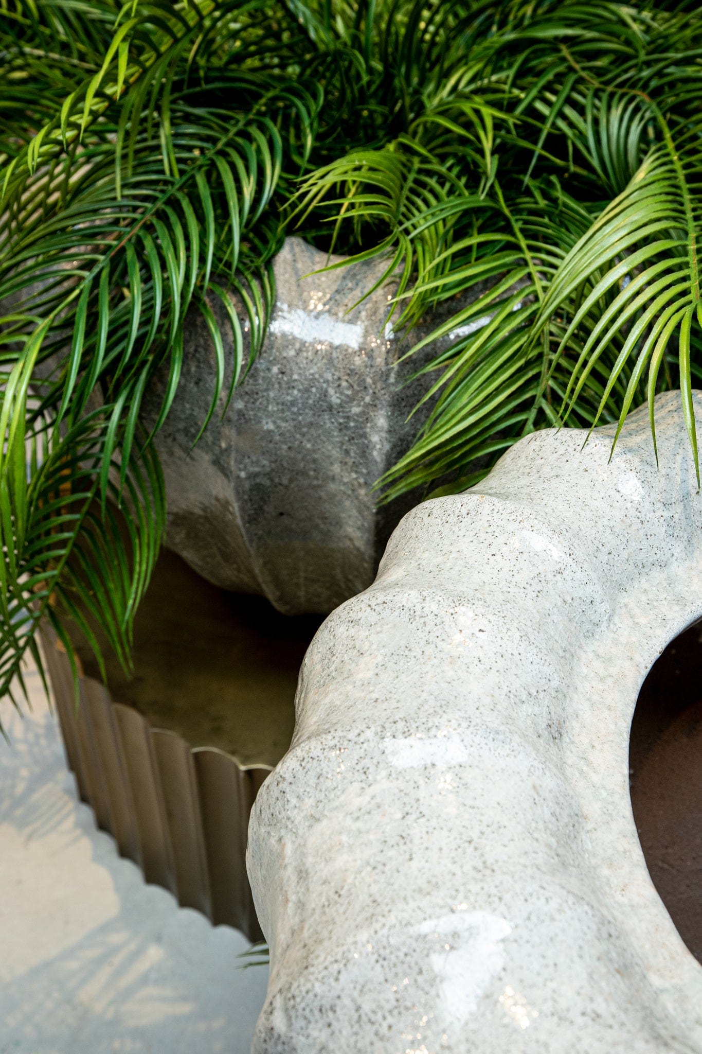 PTMD Jinah Witte keramiek pot biologisch geribbeld rond L