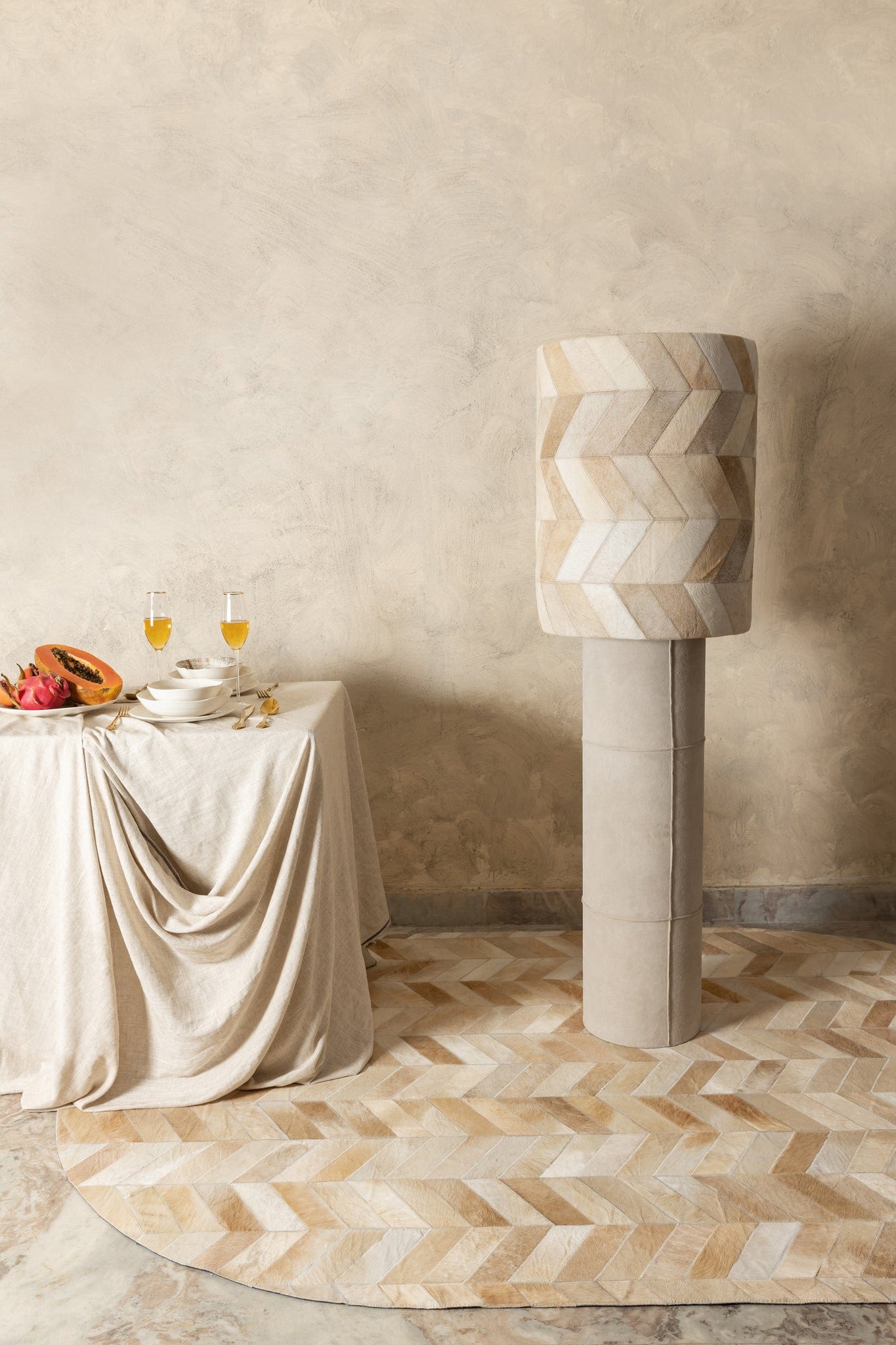 PTMD Joanne Beige suède vloerlamp met koeienhaar kap
