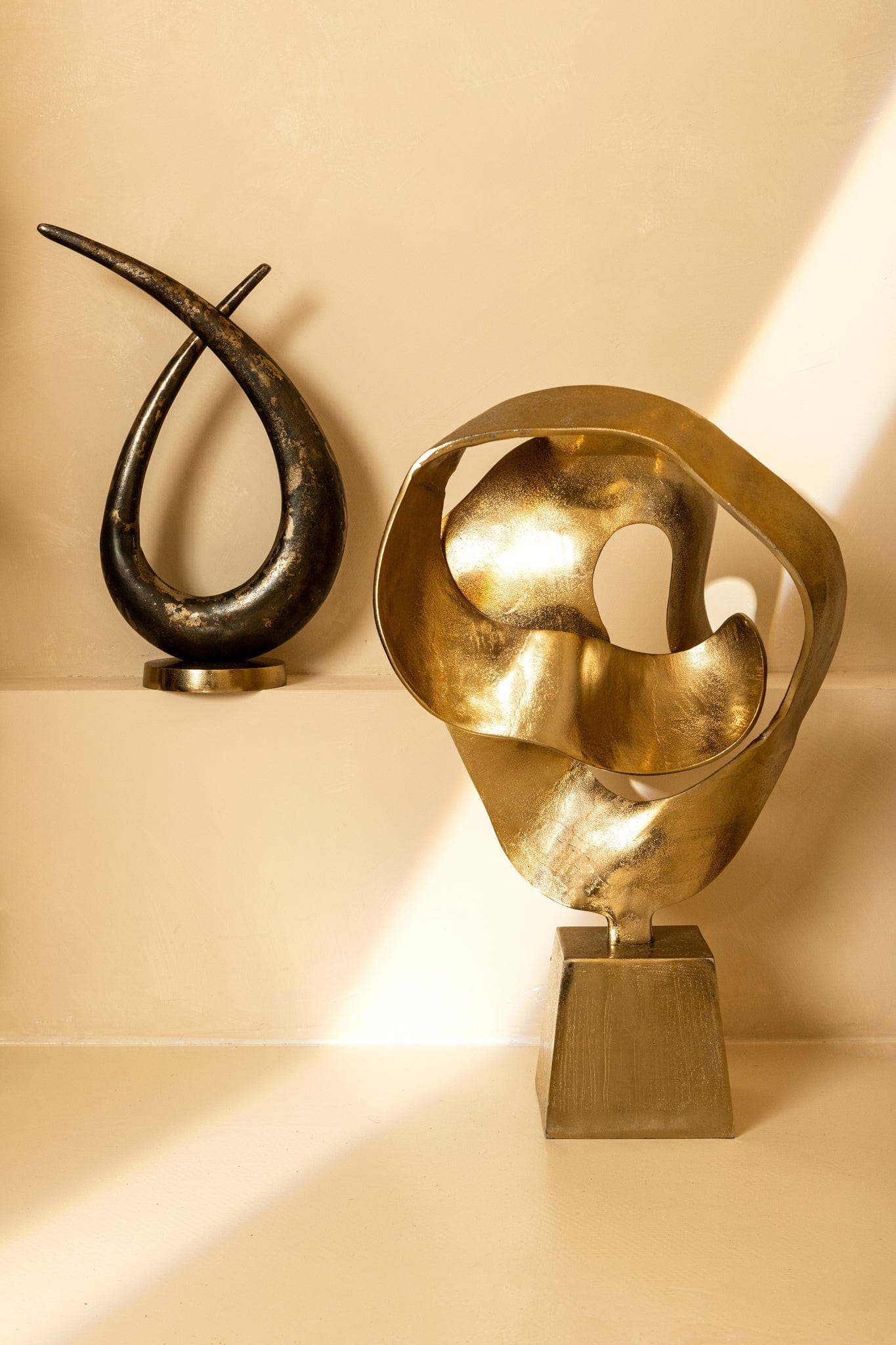 PTMD Kayen Gold alu lusvormig beeld met rustieke afwerking