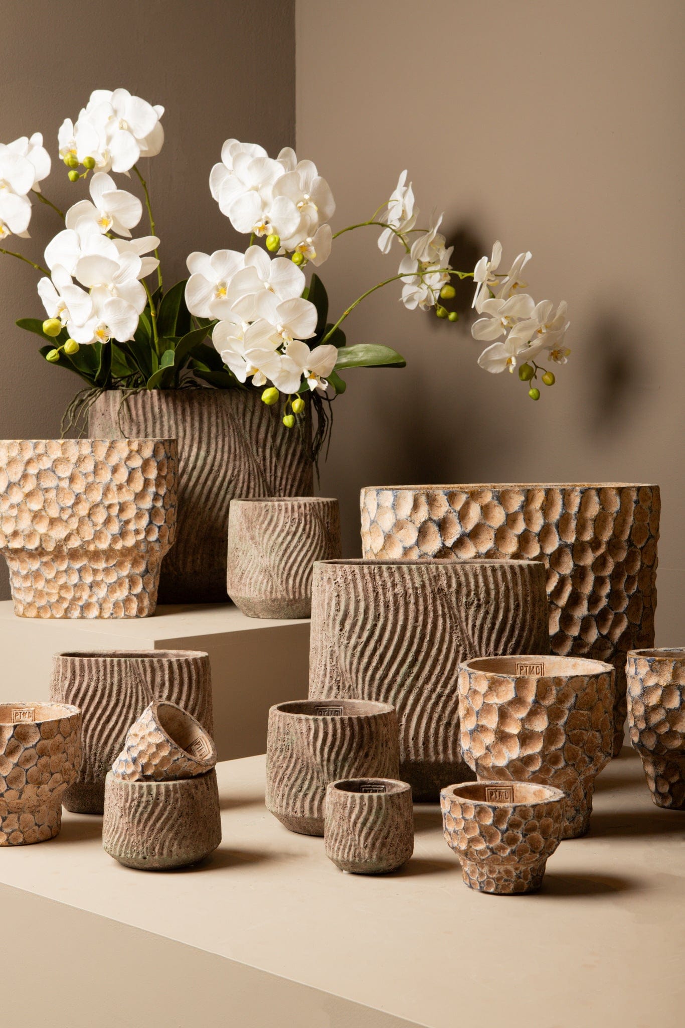 PTMD Liselot Bruine ovale cementpot gestempeld patroon L