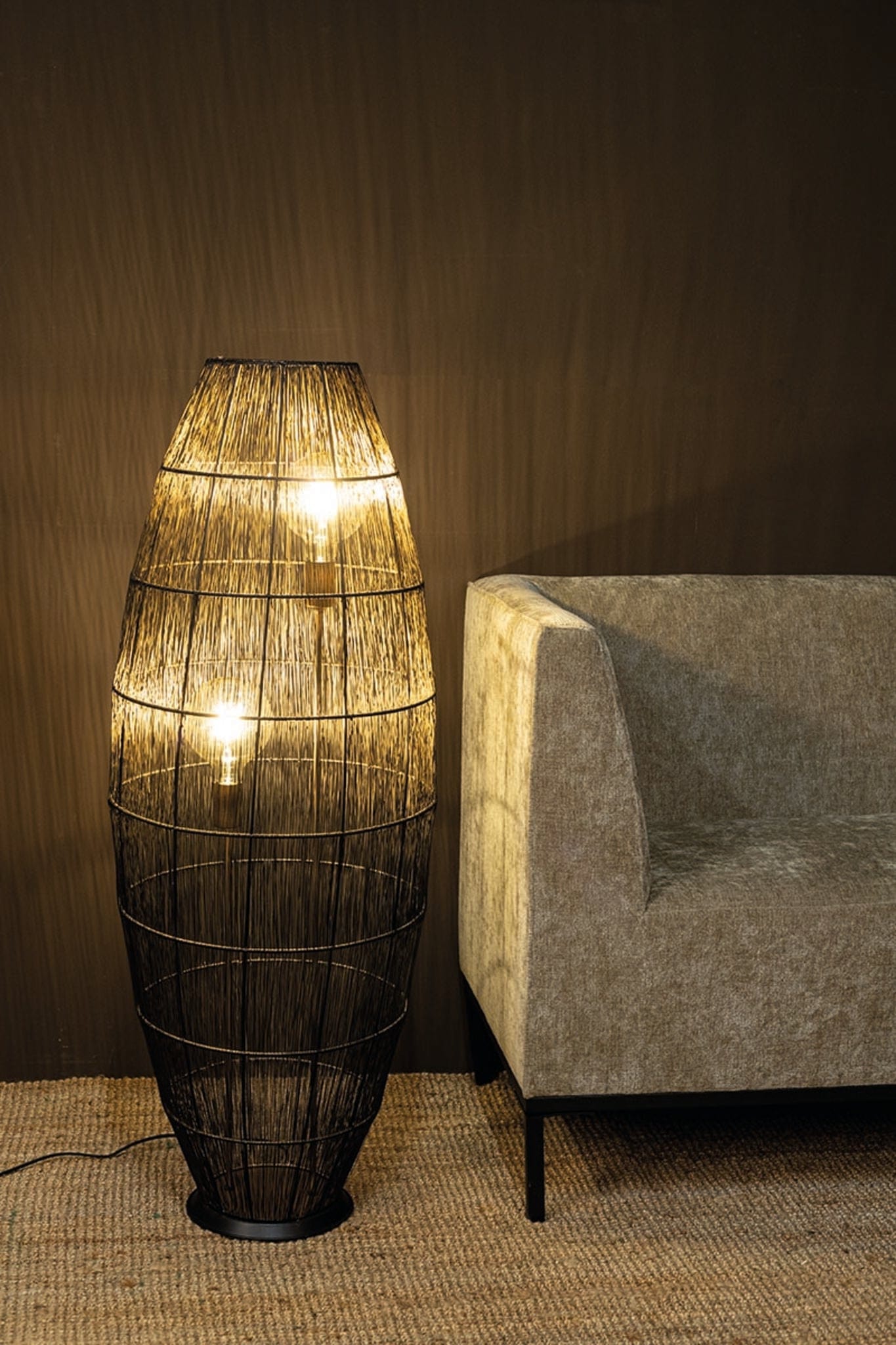 PTMD Meilo Zwarte vloerlamp met ijzerdraad, goud van binnen groot