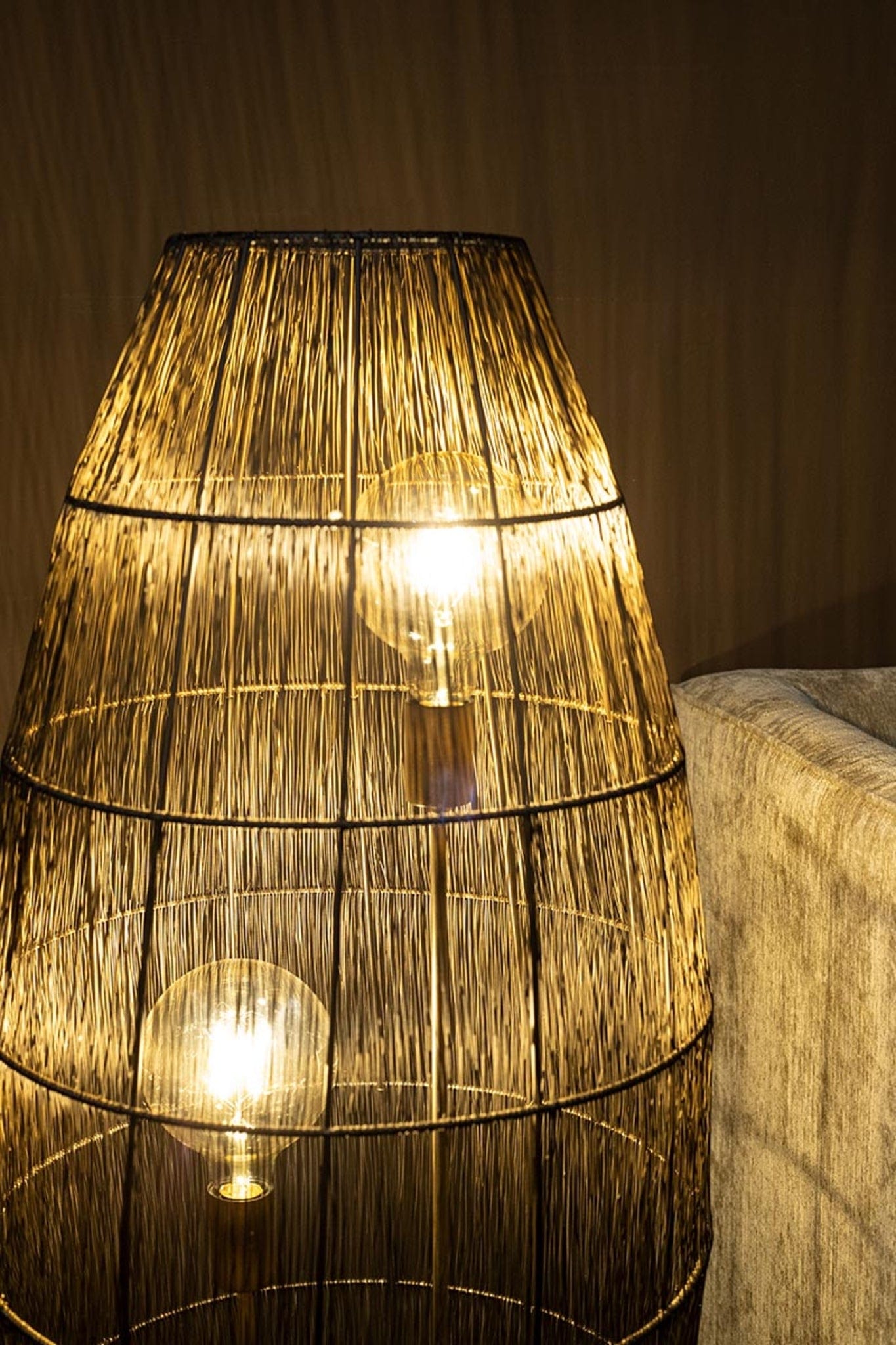 PTMD Meilo Zwarte vloerlamp met ijzerdraad, goud van binnen groot