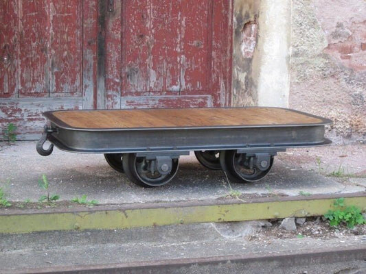 Industriële salontafel met spoorwielen | IndustrieelHuys.nl.