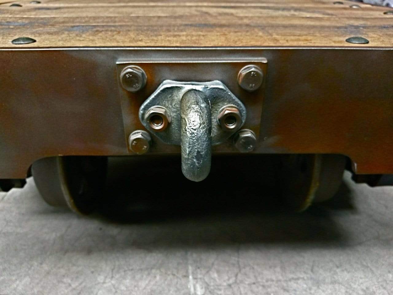 Grote salontafel op spoorwielen | IndustrieelHuys.nl.